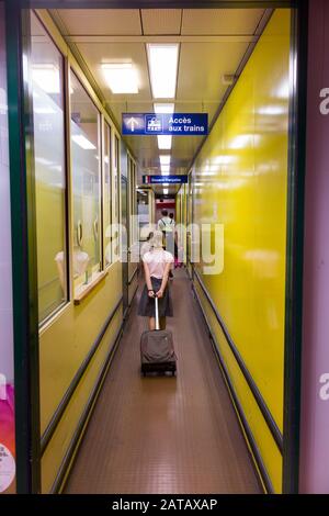 Passeggiata in famiglia attraverso Dogana / Douanes al confine tra Francia e Svizzera alla stazione ferroviaria di Ginevra. Svizzera. (112) Foto Stock