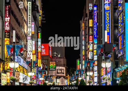 Tokyo, 13 agosto 2019 - cartelli Illuminati e cartelloni notturni lungo Central Road a Kabukicho, quartiere di Shinjuku Foto Stock
