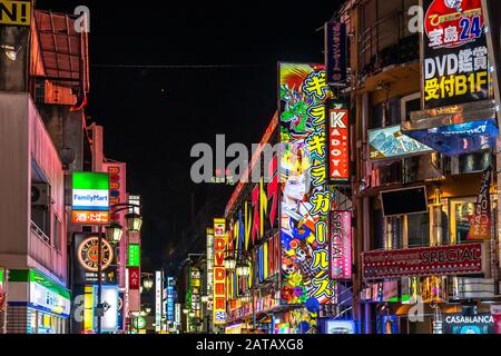 Tokyo, 13 agosto 2019 - cartelli Illuminati e cartelloni notturni lungo Central Road a Kabukicho, quartiere di Shinjuku Foto Stock