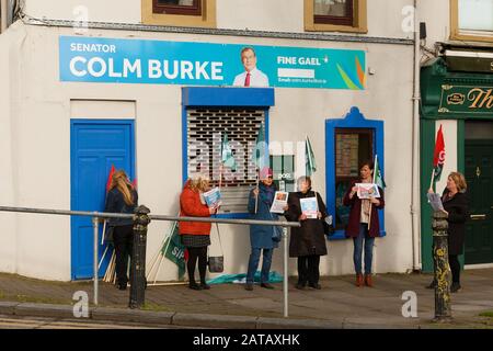 Cork, Irlanda. 1st Feb, 2020. Giustizia Per La Protesta Degli Ufficiali Comunitari Per L'Occupazione, Blackpool, Cork City. Oggi un piccolo gruppo di uffici comunitari per l'occupazione si è riunito al di fuori dell'ufficio di Colm Burke per protestare contro il mancato recepimento da parte del governo di una raccomandazione del Tribunale del lavoro relativa al loro diritto alla pensione. Credito: Damian Coleman/Alamy Live News Foto Stock