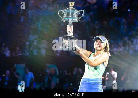 Melbourne, Australia. 01st Feb, 2020. Tennis: Grand Slam, Australian Open. Queen, singoli, finale, Kenin (USA) - Muguruza (Spagna). Sofia Kenin detiene il trofeo del vincitore. Merito: Frank Molter/Dpa/Alamy Live News Foto Stock
