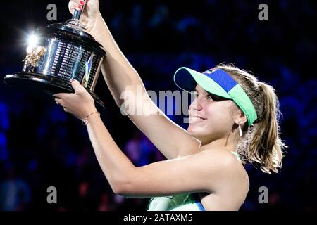 Melbourne, Australia. 01st Feb, 2020. Tennis: Grand Slam, Australian Open. Damn, singles, final, Kenin (USA) - Muguruza (Spagna). Sofia Kenin detiene il trofeo del vincitore. Merito: Frank Molter/Dpa/Alamy Live News Foto Stock