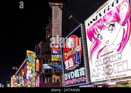 Tokyo, 13 agosto 2019 - affissioni e cartelli illuminati a Kabukicho, un famoso quartiere per l'intrattenimento e la vita notturna Foto Stock