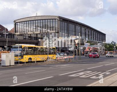 Berlino, GERMANIA - 6 LUGLIO 2016: Bahnhof Zoo, stazione centrale con autobus urbano giallo Foto Stock