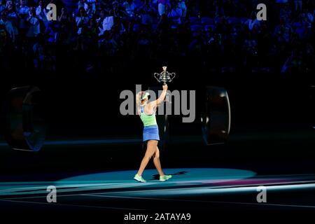 Melbourne, Australia. 01st Feb, 2020. Tennis: Grand Slam, Australian Open. Damn, singles, final, Kenin (USA) - Muguruza (Spagna). Sofia Kenin detiene il trofeo del vincitore. Merito: Frank Molter/Dpa/Alamy Live News Foto Stock