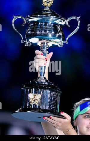 Melbourne, Australia. 01st Feb, 2020. Tennis: Grand Slam, Australian Open. Damn, singles, final, Kenin (USA) - Muguruza (Spagna). Sofia Kenin detiene il trofeo del vincitore. Merito: Frank Molter/Dpa/Alamy Live News Foto Stock