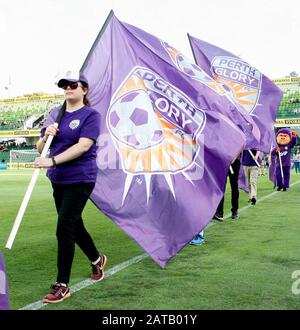 Perth, Australia. 01st Feb, 2020. 1st Febbraio 2020; HBF Park, Perth, Australia Occidentale, Australia; A League Football, Perth Glory Versus Melbourne Victory; Flag Bearers prima dell'inizio della partita Credit: Action Plus Sports Images/Alamy Live News Foto Stock