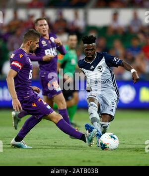 Perth, Australia. 01st Feb, 2020. 31st Febbraio 2020; HBF Park, Perth, Australia Occidentale, Australia; A League Football, Perth Glory Versus Melbourne Victory; Jake Brimmer of Perth Glory blocca il pass di Elvis Kamsoba di Melbourne Victory Credit: Action Plus Sports Images/Alamy Live News Foto Stock