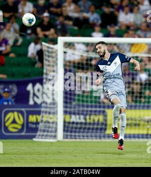 Perth, Australia. 01st Feb, 2020. 1st febbraio 2020; HBF Park, Perth, Australia Occidentale; A League Football, Perth Glory contro Melbourne Victory; Storm Roux della Melbourne Victory testa la palla lontano dai guai per Melbourne Credit: Action Plus Sports Images/Alamy Live News Foto Stock