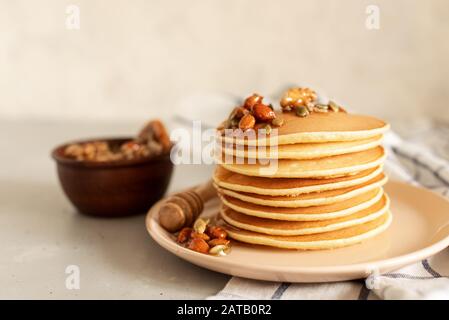 frittelle con noci, mandorle, miele e semi di zucca Foto Stock
