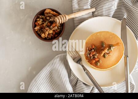 frittelle con noci, mandorle, miele e semi di zucca Foto Stock