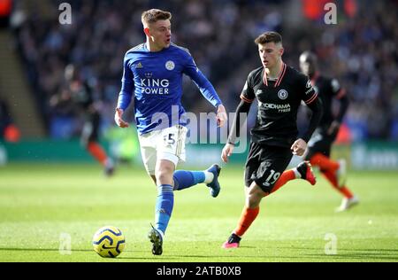 Harvey Barnes (a sinistra) e la battaglia di Chelsea Mason Mount per la palla durante la partita della Premier League al King Power Stadium di Leicester. Foto Stock