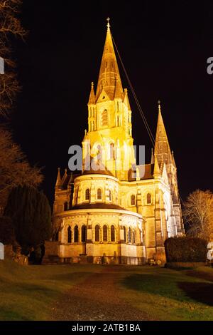 Cork, Irlanda - 6 novembre 2019: Cattedrale di Saint Fin barre di notte Foto Stock