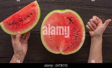 Delizioso cocomero maturo su un banco del negozio Foto Stock