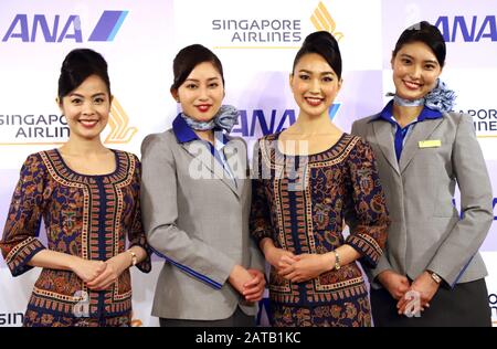 Tokyo, Giappone. 31st Gen 2020. Gli assistenti di cabina Di Japan All Nippon Airways (ANA) e Singapore Airlines sorridono come ANA e Singapore Airlines hanno concordato un quadro di joint venture a Tokyo venerdì 31 gennaio 2020. Credito: Yoshio Tsunoda/Aflo/Alamy Live News Foto Stock