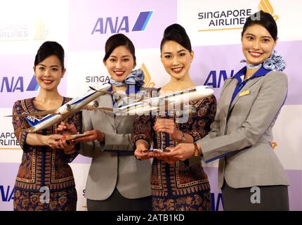 Tokyo, Giappone. 31st Gen 2020. Gli assistenti di cabina Di Japan All Nippon Airways (ANA) e Singapore Airlines sorridono come ANA e Singapore Airlines hanno concordato un quadro di joint venture a Tokyo venerdì 31 gennaio 2020. Credito: Yoshio Tsunoda/Aflo/Alamy Live News Foto Stock