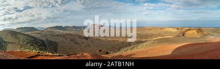 Magnifica vista panoramica del parco vulcanico Timanfaya conosciuto come Montagne di fuoco, Lanzarote, Isole Canarie, Spagna Foto Stock