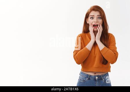 Preoccupato giovane travagliato redhead cute studente femminile non sapere che cosa fare, in piedi perplesso ha avuto in difficoltà, si è schiantato auto ragazzo, gasping bocca aperta e. Foto Stock