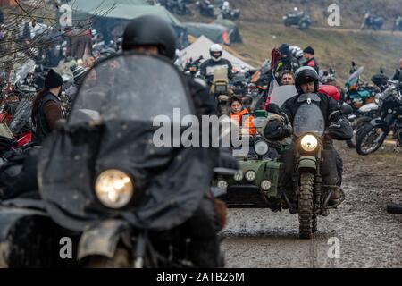 Thurmansbang, Germania. 01st Feb, 2020. Motociclette con sidecar che si guidano sopra la zona della riunione dell'Elefante. La 64th riunione degli elefanti dell'Associazione tedesca Dei Motociclisti federali si terrà a Thurmansbang fino al 02.02.2020. Credito: Armin Weigel/Dpa/Alamy Live News Foto Stock