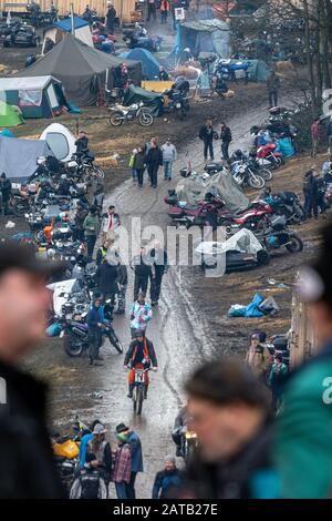 Thurmansbang, Germania. 01st Feb, 2020. Le tende sono allestite sui terreni della riunione dell'Elefante. La 64th riunione degli elefanti dell'Associazione tedesca Dei Motociclisti federali si terrà a Thurmansbang fino al 02.02.2020. Credito: Armin Weigel/Dpa/Alamy Live News Foto Stock