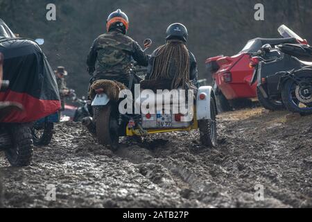 Thurmansbang, Germania. 01st Feb, 2020. Una moto con giostre sidecar attraverso il fango sulla Reunion Elephant. La 64th riunione degli elefanti dell'Associazione tedesca Dei Motociclisti federali si terrà a Thurmansbang fino al 02.02.2020. Credito: Armin Weigel/Dpa/Alamy Live News Foto Stock