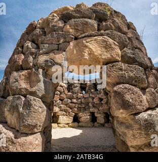 Basalto blocchi arco, ingresso al cortile presso la torre centrale di Nuraghi su Nuraxi, età del bronzo, vicino Barumini, Sardegna, Italia Foto Stock