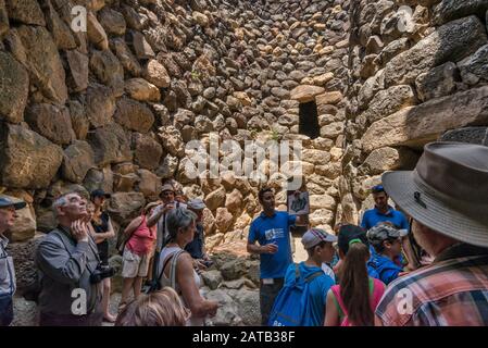 Torre centrale al Nuraghe su Nuraxi, 17th sec. a.C., struttura megalitica, Età del Bronzo, vicino a Barumini, Sud Sardegna, Sardegna, Italia Foto Stock