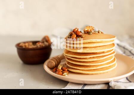 frittelle con noci, mandorle, miele e semi di zucca Foto Stock