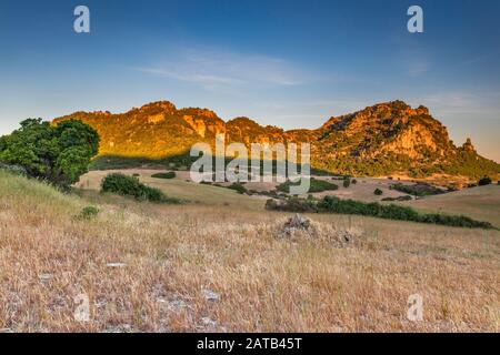 Tacchi di Jerzu (tacchi di Jerzu) calcare mountain range, all'alba, vicino a Jerzu, Ogliastra, provincia di Nuoro, Sardegna, Italia Foto Stock