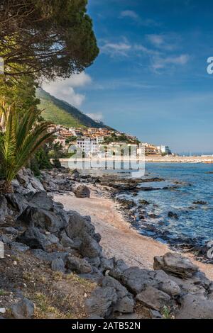 Spiaggia a località di Cala Gonone nel Golfo di Orosei, Mar Tirreno, provincia di Nuoro, Sardegna, Italia Foto Stock