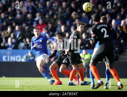 Harvey Barnes (a sinistra) di Leicester City segna il primo gol del gioco durante la partita della Premier League al King Power Stadium di Leicester. Foto Stock