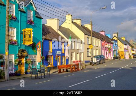 Vista diagonale delle facciate colorate di un piccolo paese irlandese. Sneem, Irlanda Foto Stock