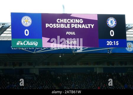 Leicester, Regno Unito. 01st Feb, 2020. 1st febbraio 2020; King Power Stadium, Leicester, Midlands, Inghilterra; inglese Premier League Football, Leicester City contro Chelsea; il grande schermo mostra un messaggio di controllo di penalità VAR dopo che Caglar Soyuncu di Leicester City è apparso a foul Tammy Abrahams di Chelsea - Rigorosamente editoriale Solo Uso. Nessun utilizzo con audio, video, dati, elenchi di fixture, logo club/campionato o servizi "live" non autorizzati. Uso on-line in-match limitato a 120 immagini, senza emulazione video. Nessun utilizzo nelle scommesse, nei giochi o nelle singole pubblicazioni club/campionato/giocatore credito: Action Plus Sports Images/Alamy Live N Foto Stock