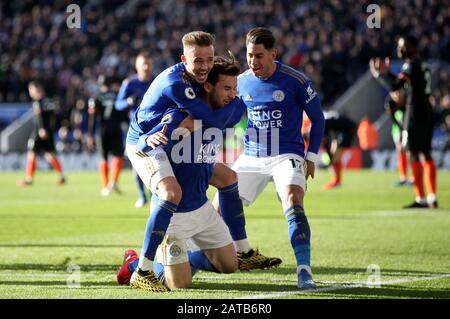 Il ben Chilwell (centro) di Leicester City celebra il suo secondo gol del gioco durante la partita della Premier League al King Power Stadium di Leicester. Foto Stock