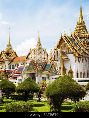 Il Phra Thinang Dusit Maha Prasat, una tradizionale sala del trono tailandese con un alto guglia dorata che si trova al Grand Palace Foto Stock