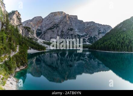 Bella riflessione di Seekofel montagna nel lago di Braies, Italia Foto Stock