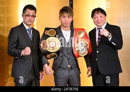 Tokyo, Giappone, Il 31 Gennaio 2020. 31st Gen 2020. (L-R) Shingo Inoue, Naoya Inoue, Hideyuki Ohashi Boxing : Naoya Inoue del Giappone pone con il suo allenatore e padre Shingo Inoue Ohashi, presidente della palestra di boxing Hideyuki Ohashi durante una conferenza stampa per annunciare il suo WBA (Super), IBF, E WBO bantamweight titoli che si terrà il 25 aprile a Mandalay Bay Resort & Casino a Las Vegas, Nevada, Stati Uniti, presso l'Hotel Grand Palace a Tokyo, Giappone, il 31 gennaio 2020 . Credito: Hiroaki Yamaguchi/Aflo/Alamy Live News Foto Stock