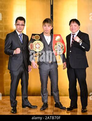 Tokyo, Giappone, Il 31 Gennaio 2020. 31st Gen 2020. (L-R) Shingo Inoue, Naoya Inoue, Hideyuki Ohashi Boxing : Naoya Inoue del Giappone pone con il suo allenatore e padre Shingo Inoue Ohashi, presidente della palestra di boxing Hideyuki Ohashi durante una conferenza stampa per annunciare il suo WBA (Super), IBF, E WBO bantamweight titoli che si terrà il 25 aprile a Mandalay Bay Resort & Casino a Las Vegas, Nevada, Stati Uniti, presso l'Hotel Grand Palace a Tokyo, Giappone, il 31 gennaio 2020 . Credito: Hiroaki Yamaguchi/Aflo/Alamy Live News Foto Stock