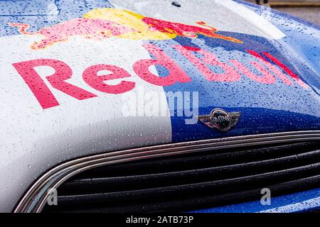 Uzhhorod, ucraina - 14 LUG 2013: Red Bull mini cooper dettaglio vettura pubblicitaria. Fancy car tuning used for promotion. Wet veicolo pubblicitario After the Foto Stock