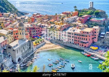 Vernazza, Italia- Settembre 18, 2018: Vista della città nel mar Ligure di antico e tipico paese delle Cinque Terre in estate Foto Stock