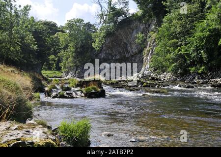 In tutto il Regno Unito - un'immagine catturata dal fiume Wharfe sulla Via Dales, tra Grassington & Burnsall, North Yorkshire, UK Foto Stock
