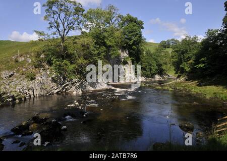 In tutto il Regno Unito - un'immagine catturata dal fiume Wharfe sulla Via Dales, tra Grassington & Burnsall, North Yorkshire, UK Foto Stock