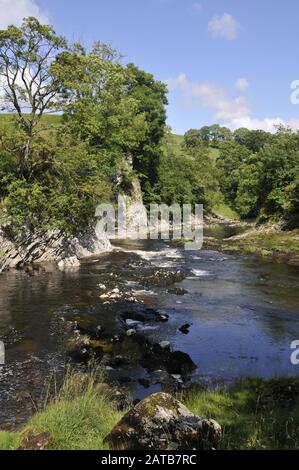 In tutto il Regno Unito - un'immagine catturata dal fiume Wharfe sulla Via Dales, tra Grassington & Burnsall, North Yorkshire, UK Foto Stock