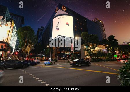 Singapore, Gennaio 2020. Una vista della vita cittadina in Orchard Road al tramonto. Foto Stock