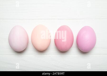 Le uova di Pasqua sono rosa. Sfumature pastello Foto Stock