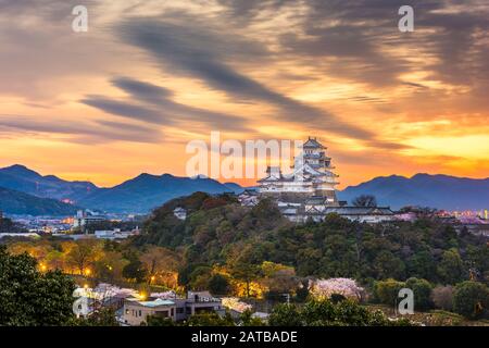 Himeji, Giappone alba paesaggio con il castello. Foto Stock