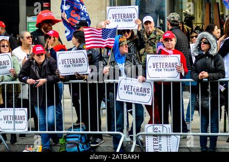 Migliaia di persone hanno partecipato all'annuale Veteran's Day Parade lungo la 5th Avenue a New York l'11 novembre 2019. Foto Stock