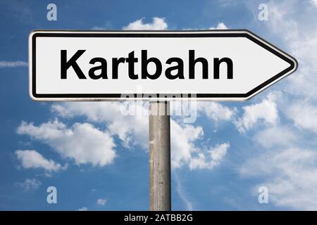 Foto di dettaglio di un cartello con l'iscrizione Kartbahn (pista Go-cart) Foto Stock