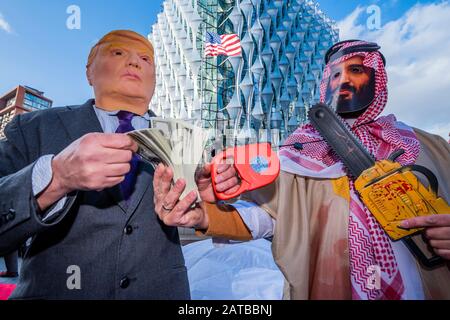 Nine Elms, Londra, Regno Unito. 1st Feb, 2020. Stop The War organizza una protesta contro Trumps Israel Deal, al di fuori dell'Ambasciata degli Stati Uniti a Londra. Credito: Guy Bell/Alamy Live News Foto Stock