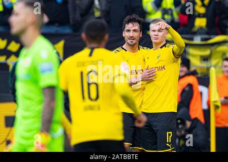 01 Febbraio 2020, Renania Settentrionale-Vestfalia, Dortmund: Calcio: Bundesliga, Borussia Dortmund - 1 Fc Union Berlin, 20th Matchday Al Signal Iduna Park. Erling Haaland di Dortmund (r-l) celebra il suo obiettivo per 2-0 con Mats Hummels di Dortmund e Manuel Akanji di Dortmund. Foto: Guido Kirchner/dpa - NOTA IMPORTANTE: In conformità con le norme del DFL Deutsche Fußball Liga e del DFB Deutscher Fußball-Bund, è vietato sfruttare o sfruttare nello stadio e/o nel gioco le fotografie scattate sotto forma di immagini di sequenza e/o serie fotografiche video-simili. Credito: DPA immagine a Foto Stock